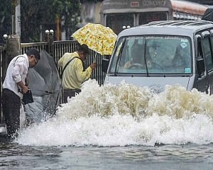 Rains paralyse Mumbai, Maharashtra declares holiday