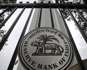 RBI says no data on demonetised 500, 1,000 notes used at petrol pumps