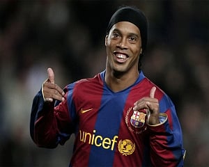 Ronaldinho leaves footprints in Maracana Hall of Fame