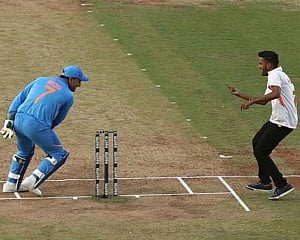 Run for a hug: Fan breaks security for embrace from Dhoni