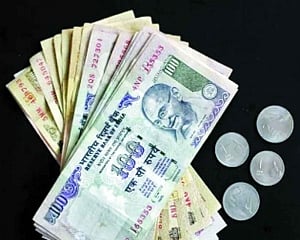 Rupee tumbles 53 paise to 70.21 against USD on crude woes