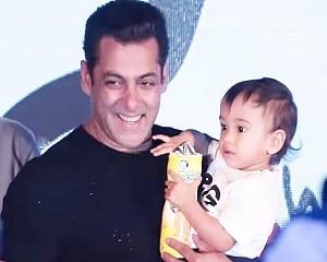 Salman bonds with nephew Ahil, sister Arpita