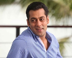 Salman Khan slaps security guard, cleaves netizens