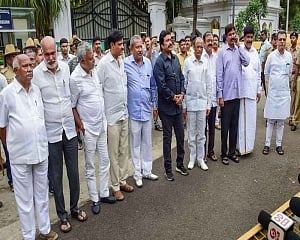 SC allows 10 rebel K'taka MLAs to meet Speaker, asks him to take decision during the day