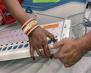 SC asks EC to file reply by Mar 28 on increasing VVPAT sample survey per assembly segment