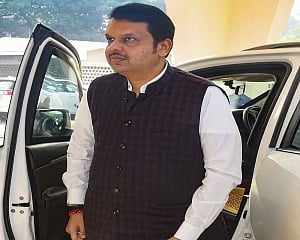 Sena should not change its stance under pressure: Fadnavis