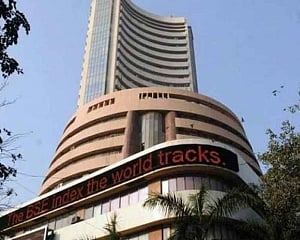 Sensex sheds 248 pts; banking stocks drag