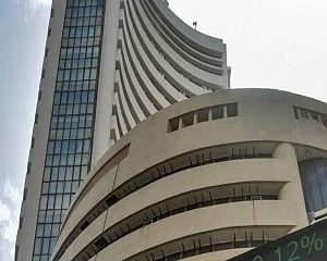 Sensex tanks 487 pts as trade jitters take a toll