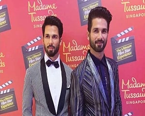 Shahid poses with his wax statue in Singapore