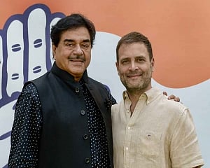 Shatrughan meets Rahul, likely to join Cong on April 6