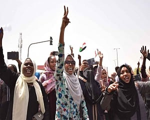 Shots fired as deadly Iraq protests resume despite curfew