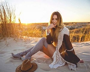 Singer Kylie Rae Harris dies in car crash