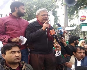 Sitaram Yechury joins protesters as peaceful agitation outside Jamia enters 7th day
