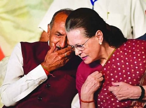 Sonia forms panel to revive fortunes in Maha, Haryana