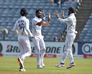 South Africa were 197-8 at tea on day 3 of second Test