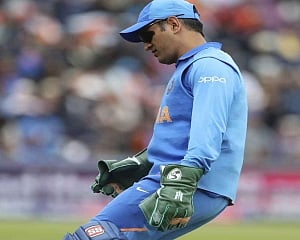 Sports fraternity supports Dhoni in glove controversy