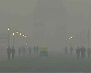 Thick fog in Delhi; air quality severe