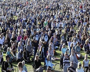 Thousands attend New Zealand vigil to honour 50 mosque dead