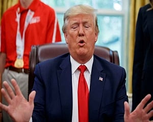Trump disavows his supporters "send her back" chanting