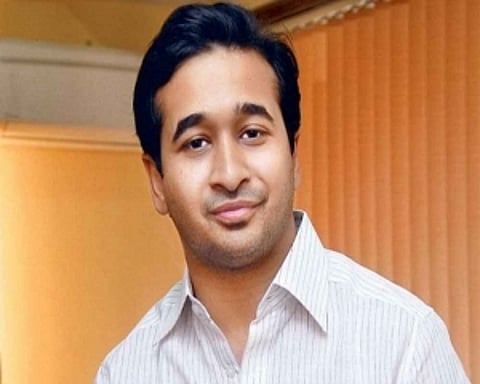Video shows Cong MLA Nitesh Rane pouring mud on engineer to protest against potholes
