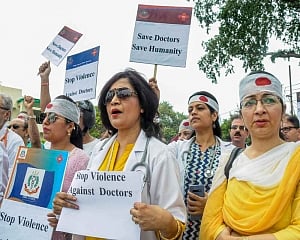 WB doctors agree to call off strike during meeting with Mamata
