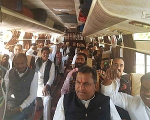 95 Cong MLAs reach Bhopal airport, to leave for Jaipur