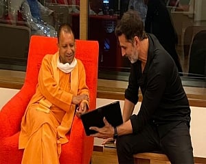 Akshay Kumar meets Yogi Adityanath in Mumbai