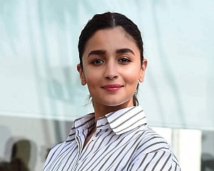 Alia Bhatt slays lockdown blues with no make-up glow