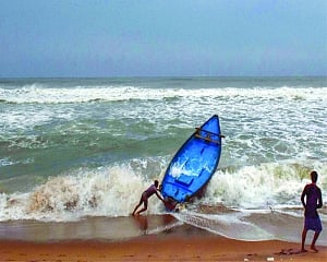 Amphan weakens but rain, gusts lash Bengal, Odisha