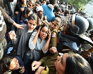 Anti-CAA protesters scuffle with cops as march from Jamia to Parliament stopped
