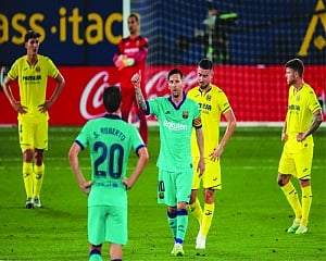Barca stay in title race