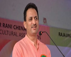 BJP serves show cause notice to Hegde for swipe at Mahatma Gandhi