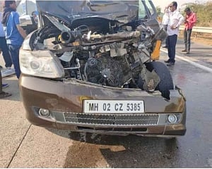 Car mishap: Shabana Azmi 'stable', FIR lodged against driver