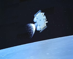 Chinese capsule with moon rocks begins return to Earth