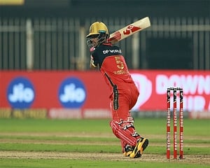 Clinical SRH bowlers restrict RCB to 120/7