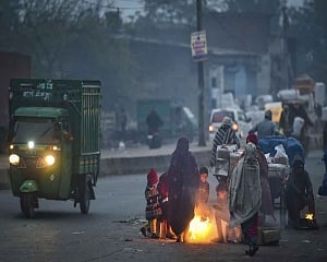 Cold conditions persist in Delhi, mercury likely to rise slightly