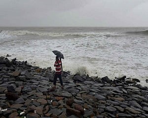 Cyclone 'Amphan' batters Bengal, Odisha as 6.5 lakh evacuated, 2 dead