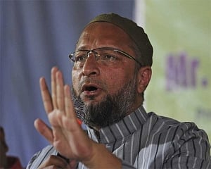 Delhi Police gave safe passage to JNU attackers: Owaisi