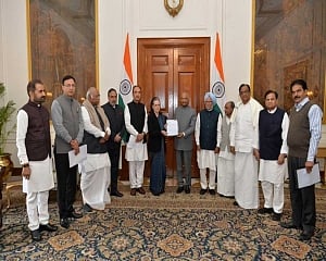 Delhi violence: Cong leaders meet Prez, demand Amit Shah's resignation over 'abdication of duty'