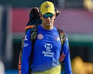 Dhoni gets rousing reception in CSK's first training session