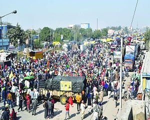 Farmers dig in heels, Shah reaches out