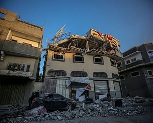 Gaza militants fire 12 rockets, Israel strikes Hamas targets