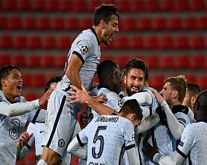 Giroud scores late, Chelsea advances in Champions League