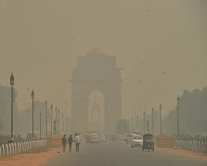 Haze chokes Delhi, pollution levels highest since November last year