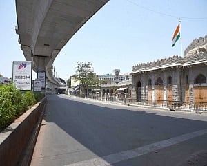 Hundreds of people stranded at AP-Telangana checkpoints