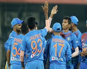 Indian bowlers fire in unison to restrict SL to 142/9