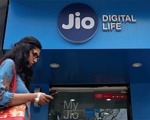 Jio Q2 net profit jumps 3-fold to Rs 2,844 cr; revenue zooms 33 pc