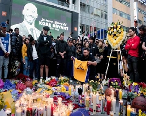 Kobe helicopter tried to climb to avoid clouds before crash