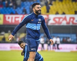 Kohli imitates Harbhajan's bowling action, fans thrilled
