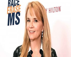 Lea Thompson to direct comedy 'Sisters Before Misters'